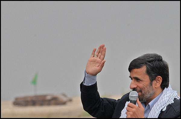 احمدی نژاد زائر یادمان طلائیه شد