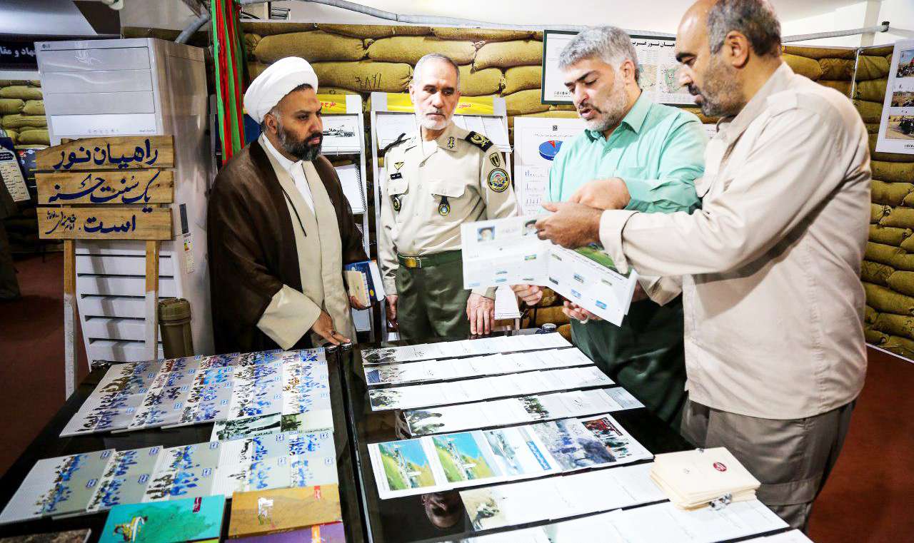 حجت‌ الاسلام غلامی از نمایشگاه دستاوردهای بنیاد حفظ آثار و نشر ارزش‌های دفاع مقدس بازدید کرد
